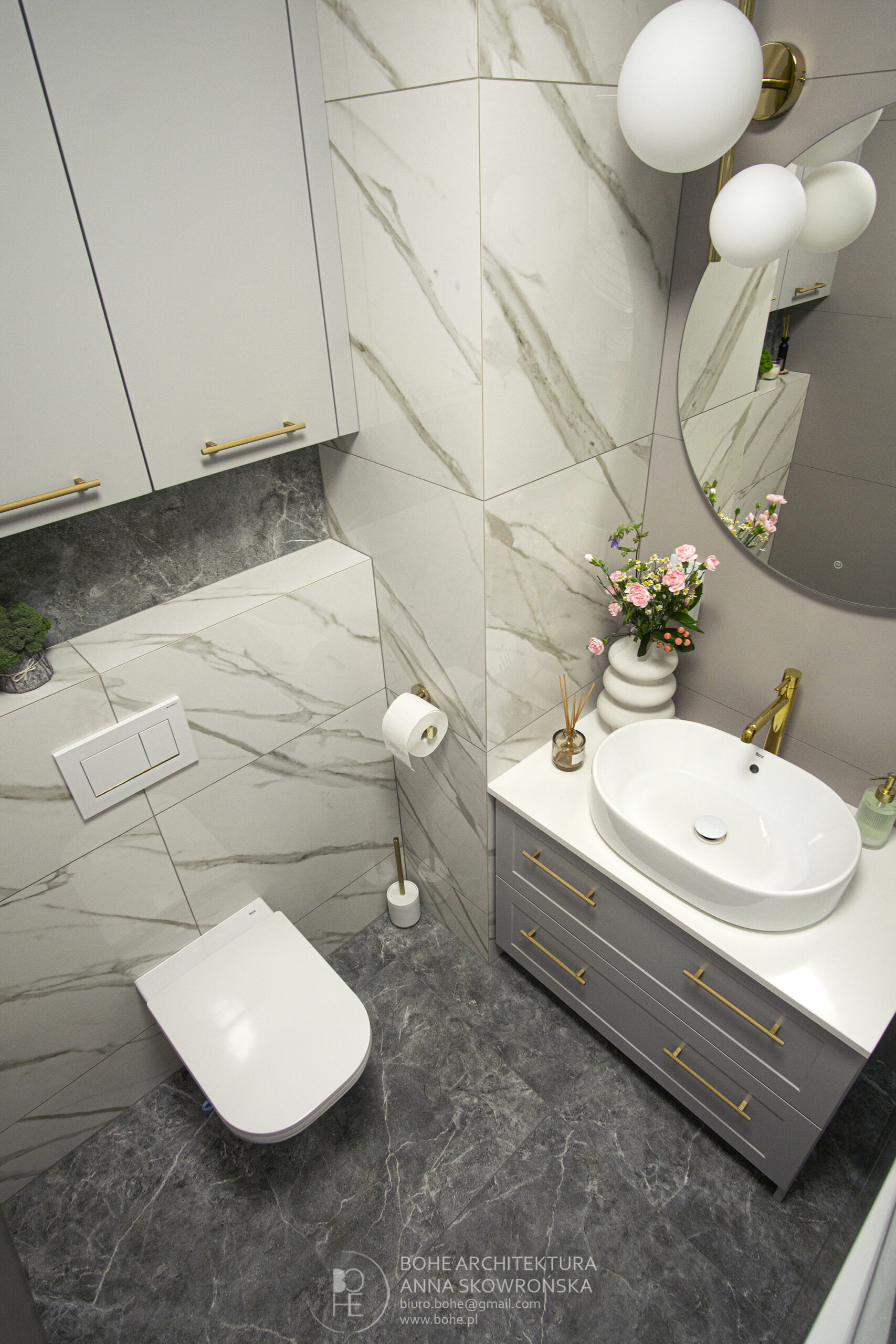 łazienka ze złotymi detalami i okrągłym lustrem architekt wnętrz białystok