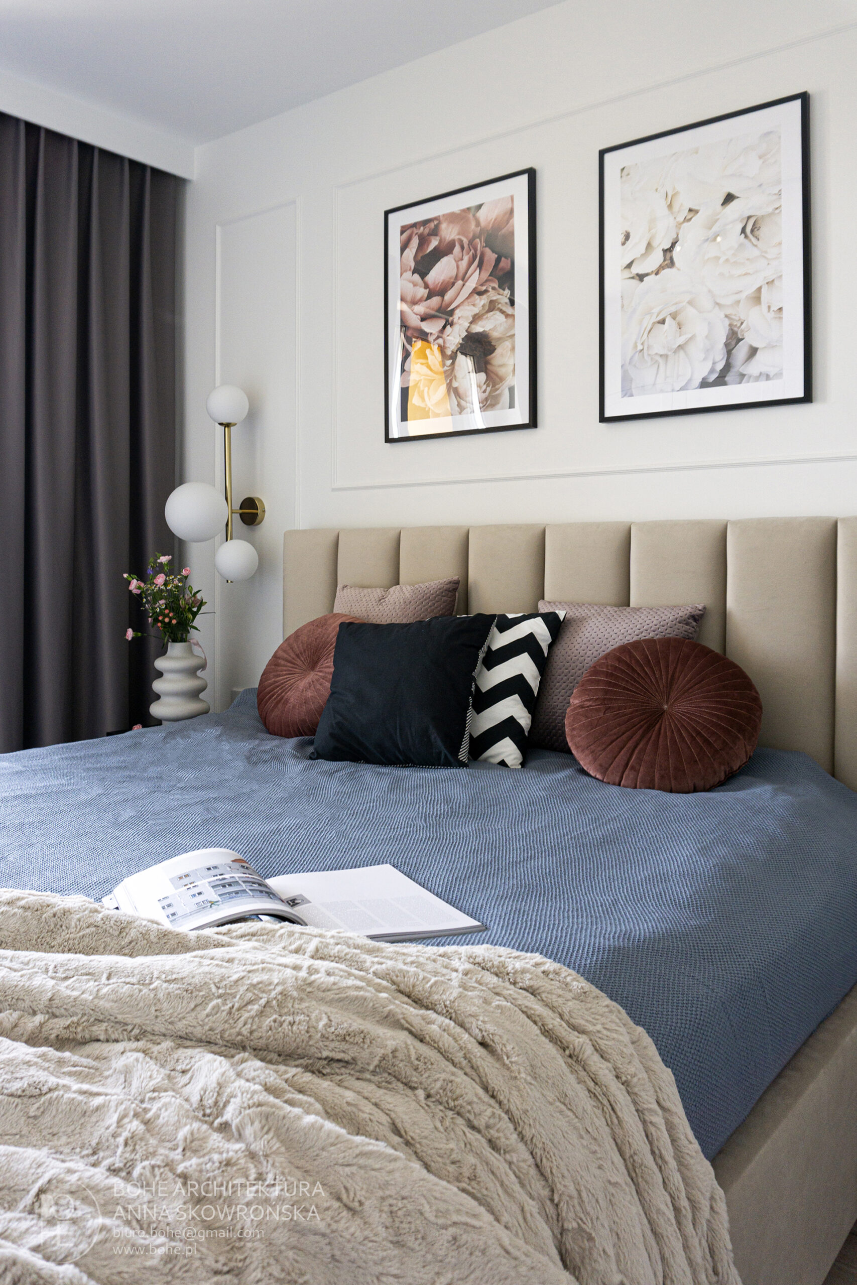 projekt dużego łóżka w sypialni ze sztukaterią warszawa